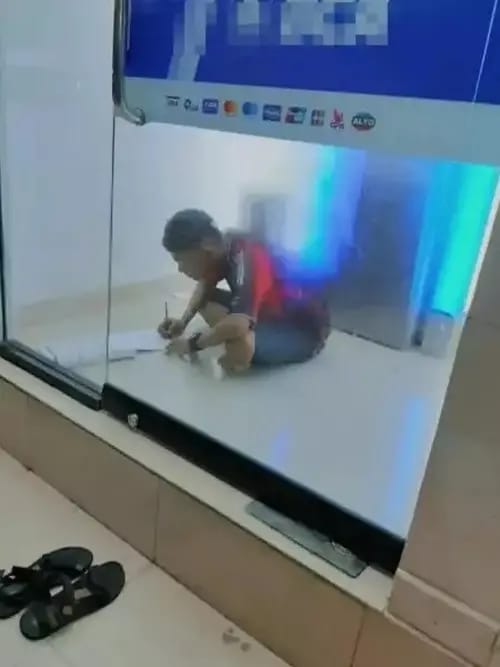 nyeleneh di ATM berbagai sumber