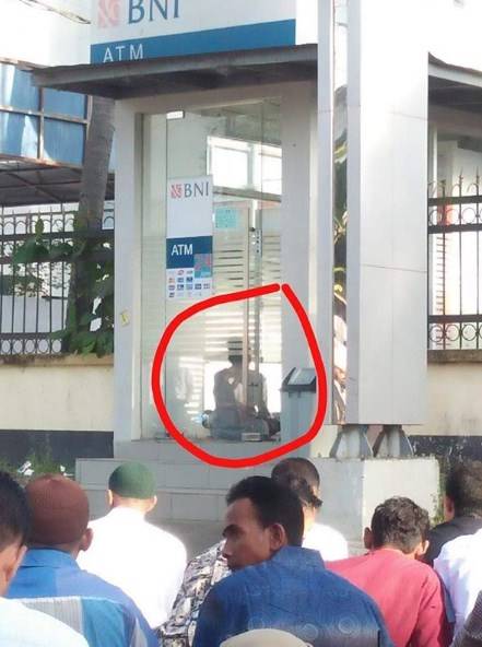 nyeleneh di ATM berbagai sumber