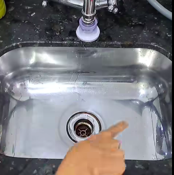 Tak cuma pakai detergen, ini cara bersihkan noda membandel wastafel dengan tambahan 1 ampas dapur