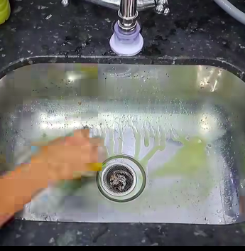 Tak cuma pakai detergen, ini cara bersihkan noda membandel wastafel dengan tambahan 1 ampas dapur