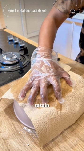 Tak perlu sitrun dan dikeruk pisau, ini cara bersihkan kerak gosok di pantat wajan pakai 1 alat