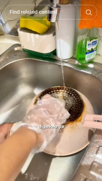 Tak perlu sitrun dan dikeruk pisau, ini cara bersihkan kerak gosok di pantat wajan pakai 1 alat