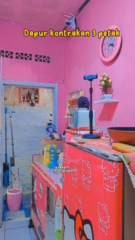 9 Potret dapur kontrakan tiga petak ini serba pink Hello Kitty, mungil tapi sedap dipandang