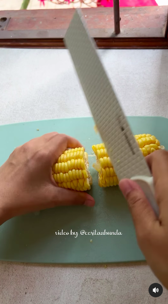 Tanpa keluarkan tenaga ekstra, ini cara mudah memipil jagung agar hasilnya rapi, utuh, dan tak hancur