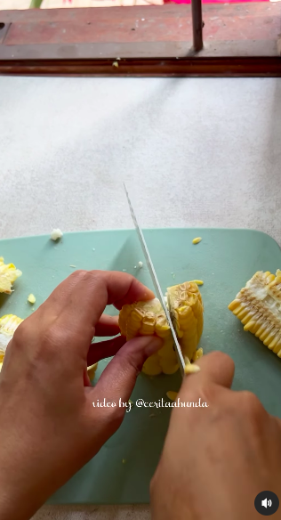 Tanpa keluarkan tenaga ekstra, ini cara mudah memipil jagung agar hasilnya rapi, utuh, dan tak hancur