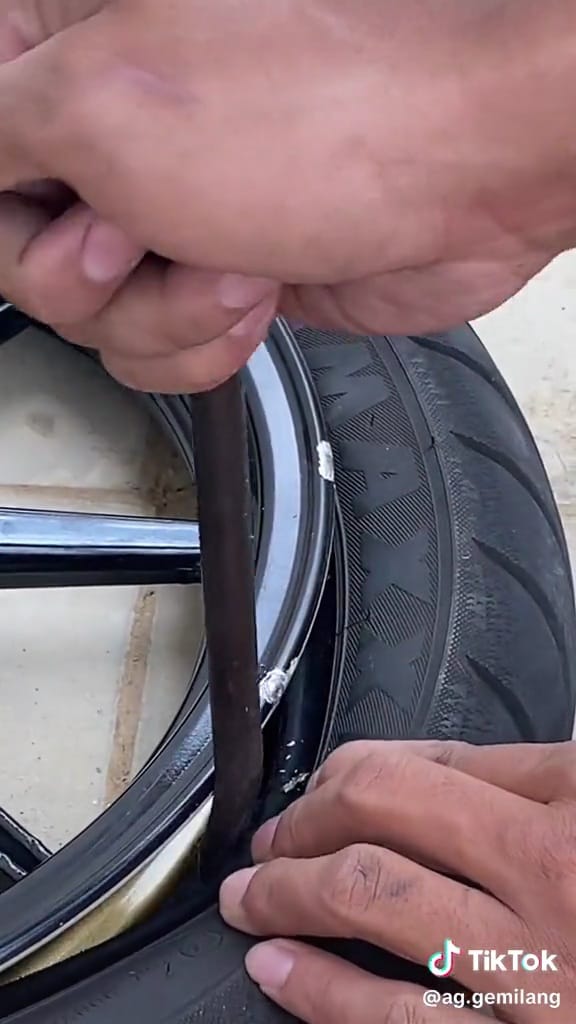 Cara kasar lepas ban © TikTok