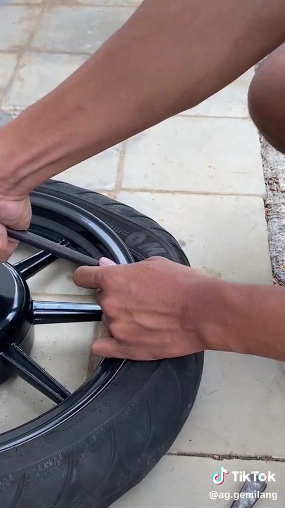 Cara kasar lepas ban © TikTok