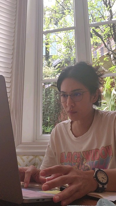 gaya sederhana dian sastro © instagram