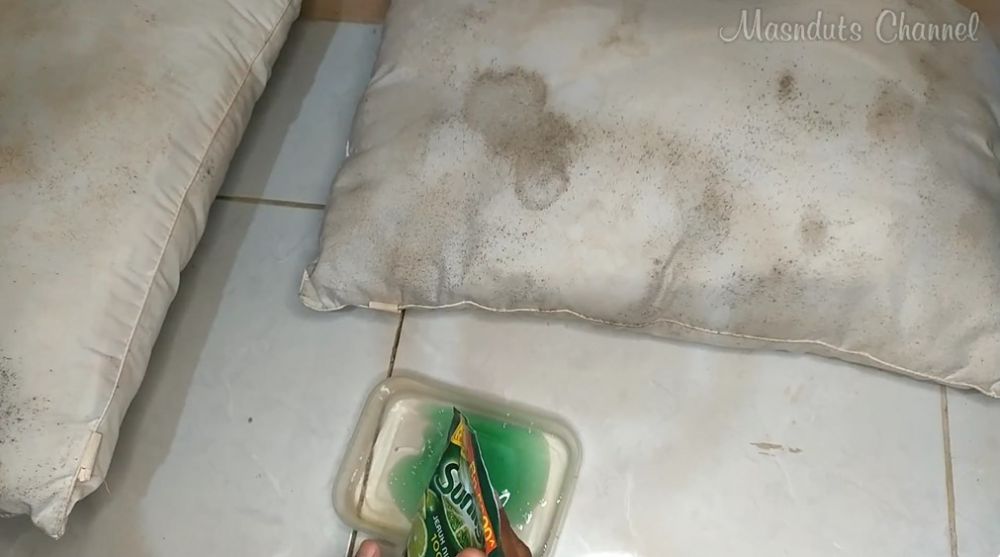 Pakai 1 bahan dapur, ini trik cuci bantal dekil penuh jamur agar kembali putih dan tetap empuk