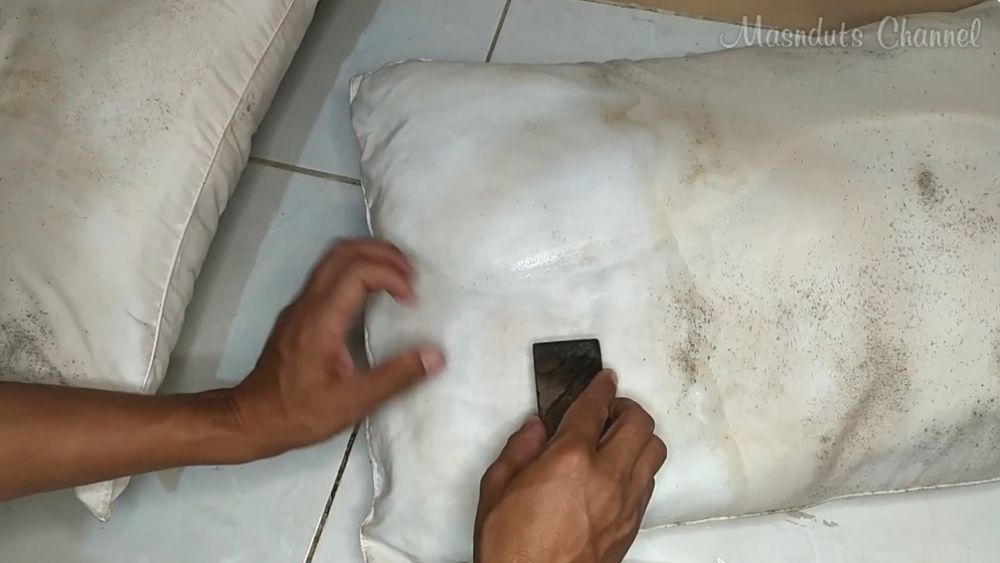 Pakai 1 bahan dapur, ini trik cuci bantal dekil penuh jamur agar kembali putih dan tetap empuk