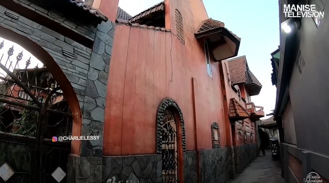 9 Potret rumah sultan Bandung terbengkalai selama 20 tahun, penuh mobil mewah