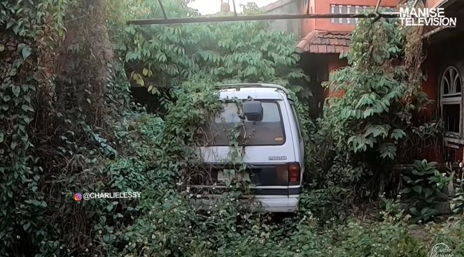 rumah terbengkalai ada mobil © YouTube