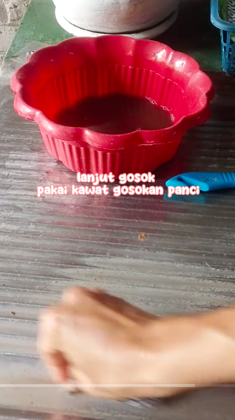 Hanya modal Rp5.000, begini cara kembalikan wastafel berkerak kotor dan kusam jadi kinclong lagi