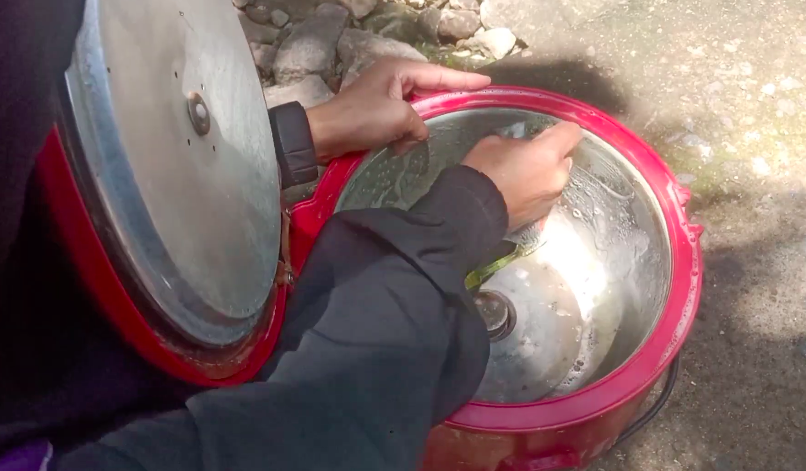 Tanpa baking soda, ini cara ampuh mengangkat kerak dan noda gosong di rice cooker pakai 2 bahan dapur