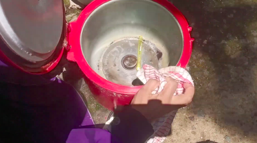 Tanpa baking soda, ini cara ampuh mengangkat kerak dan noda gosong di rice cooker pakai 2 bahan dapur
