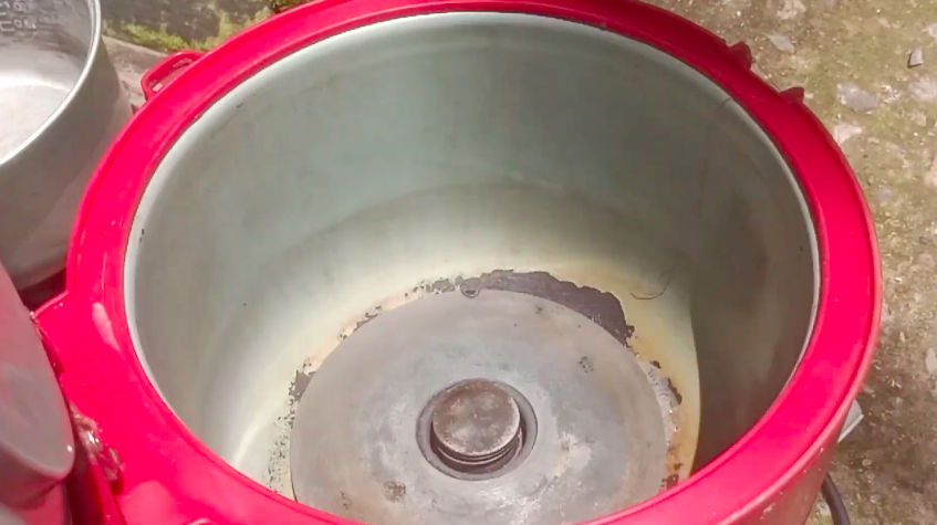 Tanpa baking soda, ini cara ampuh mengangkat kerak dan noda gosong di rice cooker pakai 2 bahan dapur