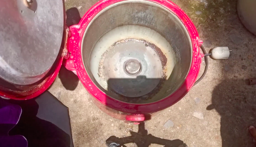 Tanpa baking soda, ini cara ampuh mengangkat kerak dan noda gosong di rice cooker pakai 2 bahan dapur