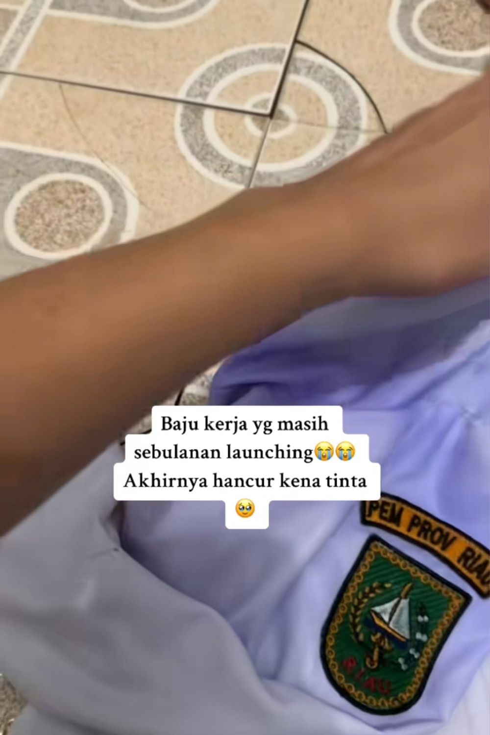 baju kerja rusak © TikTok
