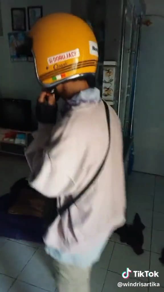 Paket diantar kurir tak terduga © TikTok