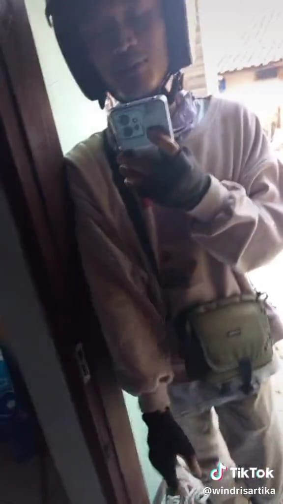 Paket diantar kurir tak terduga © TikTok