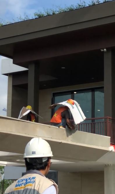 Potret kocak cara kuli agar tak kena panas Berbagai sumber Potret kocak cara kuli agar tak kena panas Berbagai sumber