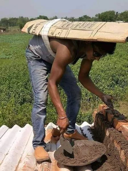 Potret kocak cara kuli agar tak kena panas Berbagai sumber Potret kocak cara kuli agar tak kena panas Berbagai sumber