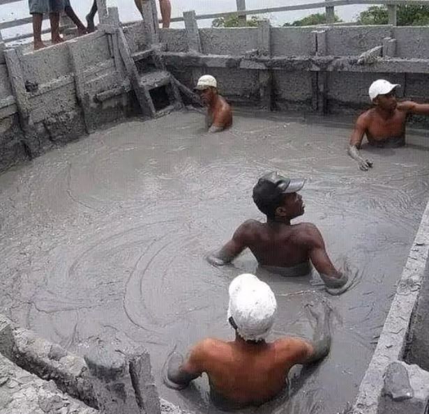 Potret kocak cara kuli agar tak kena panas Berbagai sumber Potret kocak cara kuli agar tak kena panas Berbagai sumber