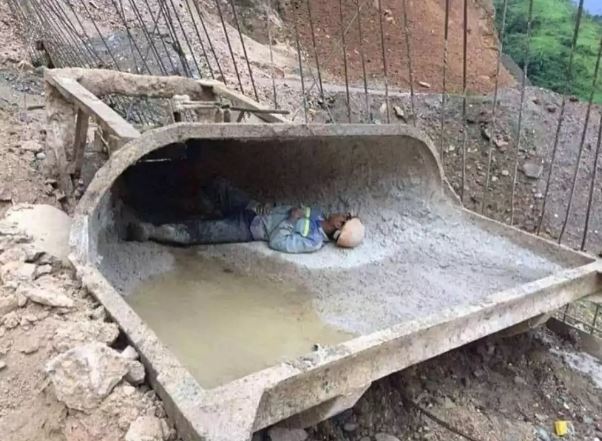 Potret kocak cara kuli agar tak kena panas Berbagai sumber Potret kocak cara kuli agar tak kena panas Berbagai sumber