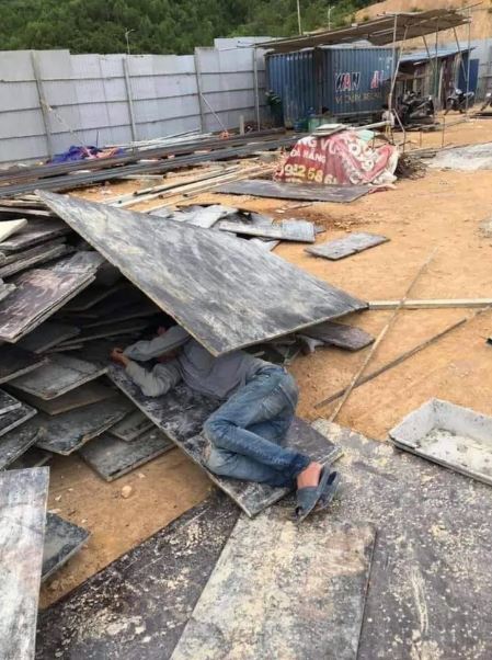 Potret kocak cara kuli agar tak kena panas Berbagai sumber Potret kocak cara kuli agar tak kena panas Berbagai sumber