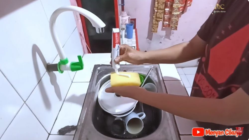 Tanpa jeruk nipis, ini cara hilangkan bau amis membandel di peralatan dapur dengan 1 bahan sederhana