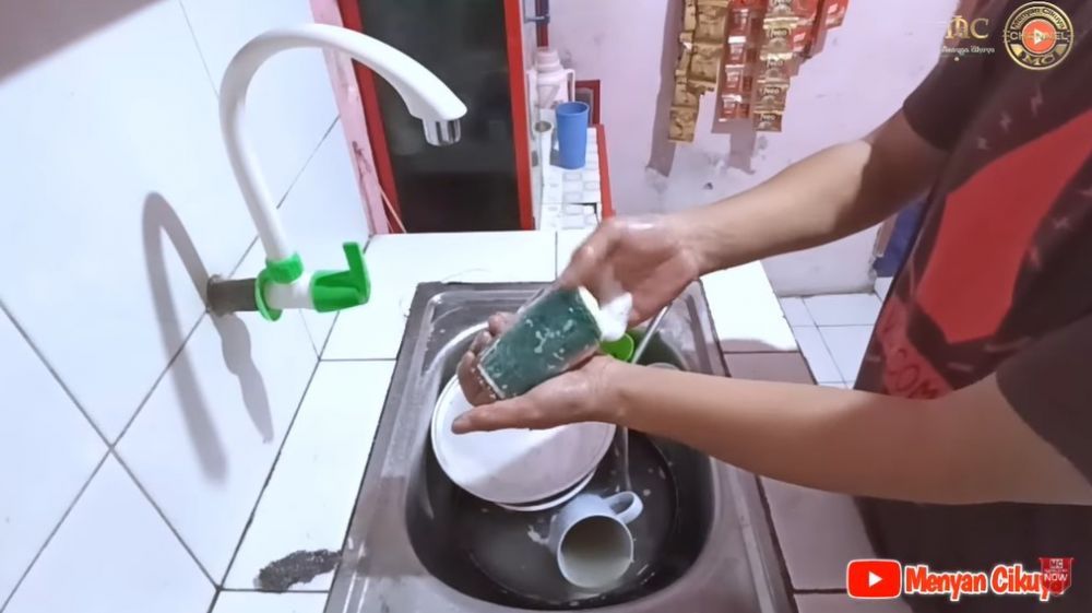 Tanpa jeruk nipis, ini cara hilangkan bau amis membandel di peralatan dapur dengan 1 bahan sederhana