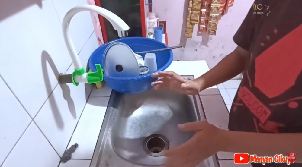 Tanpa jeruk nipis, ini cara hilangkan bau amis membandel di peralatan dapur dengan 1 bahan sederhana