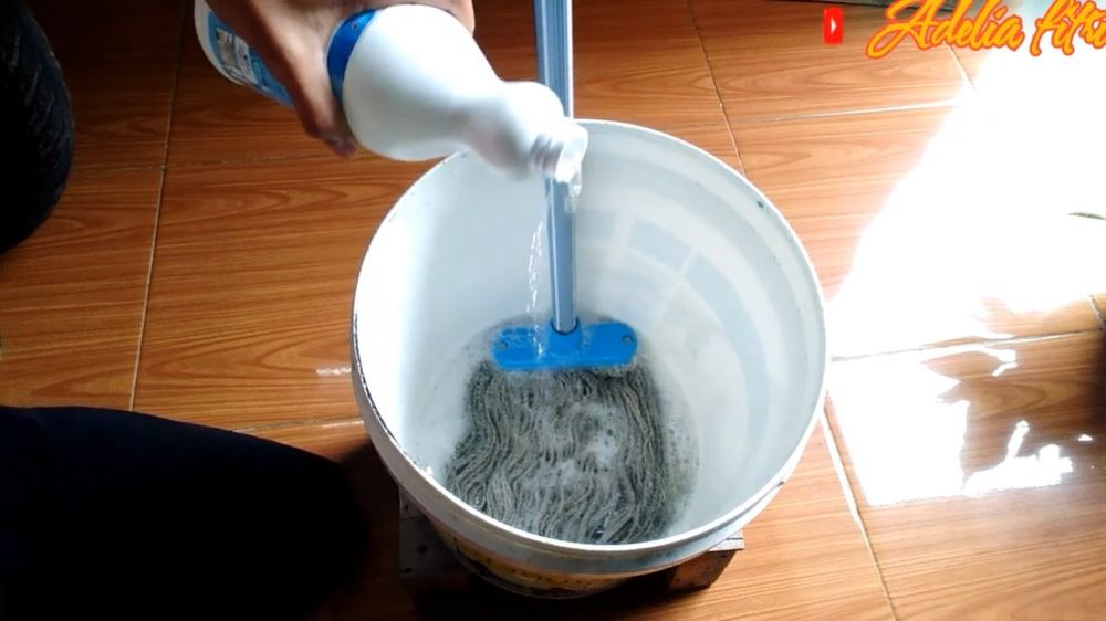 Cuma pakai 2 bahan dapur, ini cara mencuci kain pel dekil buluk agar putih kinclong dan bebas bau lagi