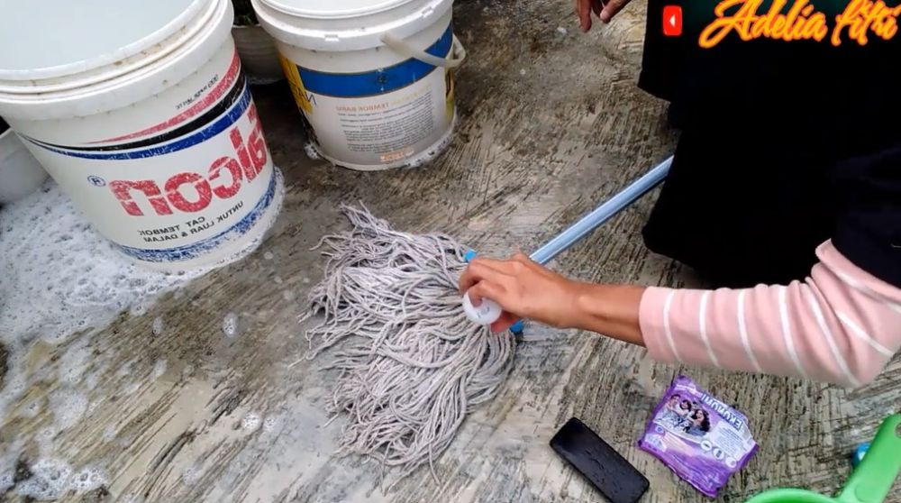 Cuma pakai 2 bahan dapur, ini cara mencuci kain pel dekil buluk agar putih kinclong dan bebas bau lagi