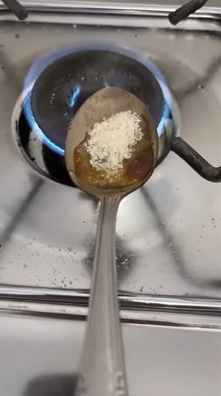 Aksi pria mencoba bakar garam ini bikin tercengang penasaran, endingnya justru nggak habis pikir