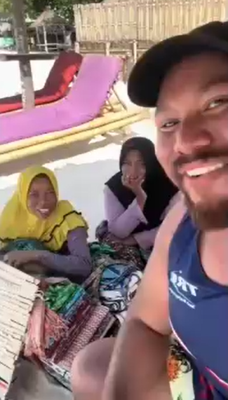 Viral Turis nolak penjual sarung pakai bahasa berbeda malah disautin balik © 2023 brilio.net Viral Turis nolak penjual sarung pakai bahasa berbeda malah disautin balik © 2023 brilio.net