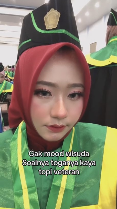 toga wisuda bentuknya nyeleneh © 2023 brilio.net