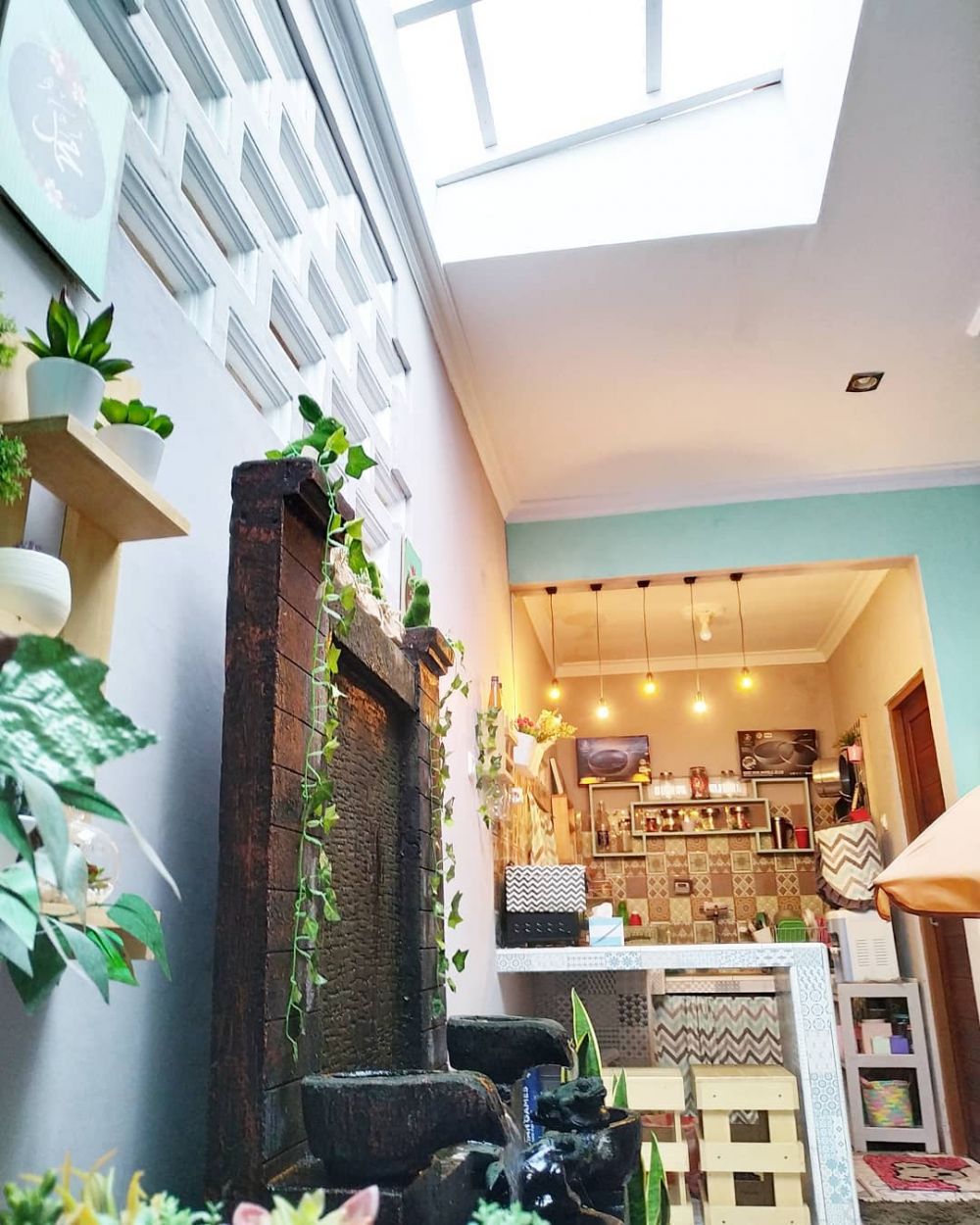 dapur mungil tanpa kitchen set taman indoor © 2024 brilio.net