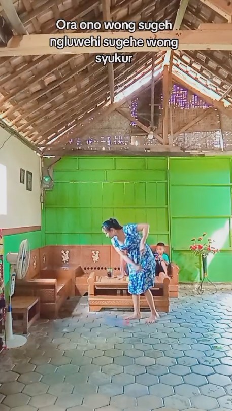 rumah triplek sederhana lantainya unik © 2024 brilio.net