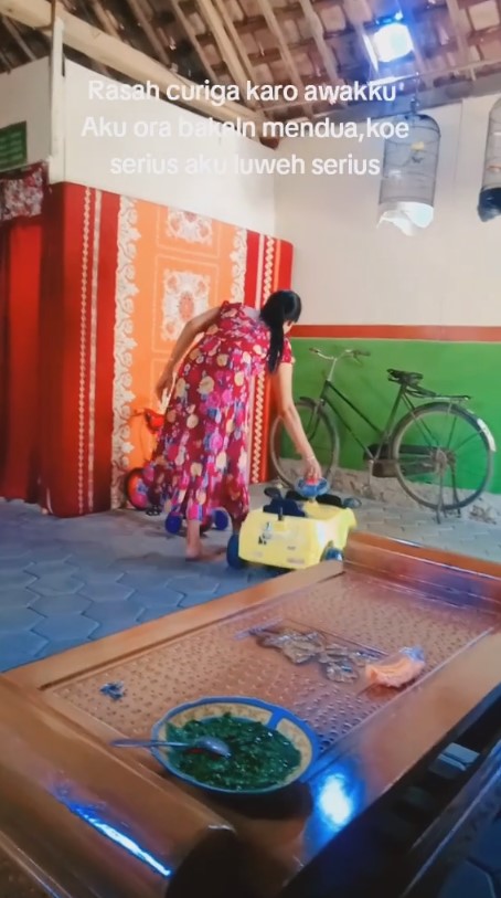 rumah triplek sederhana lantainya unik © 2024 brilio.net