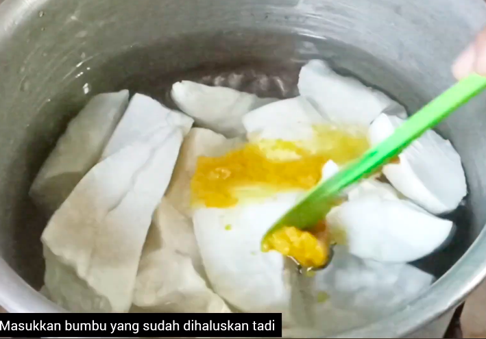 Nggak perlu digoreng dua kali, ini trik bikin singkong goreng merekah sempurna pakai 1 bahan makanan