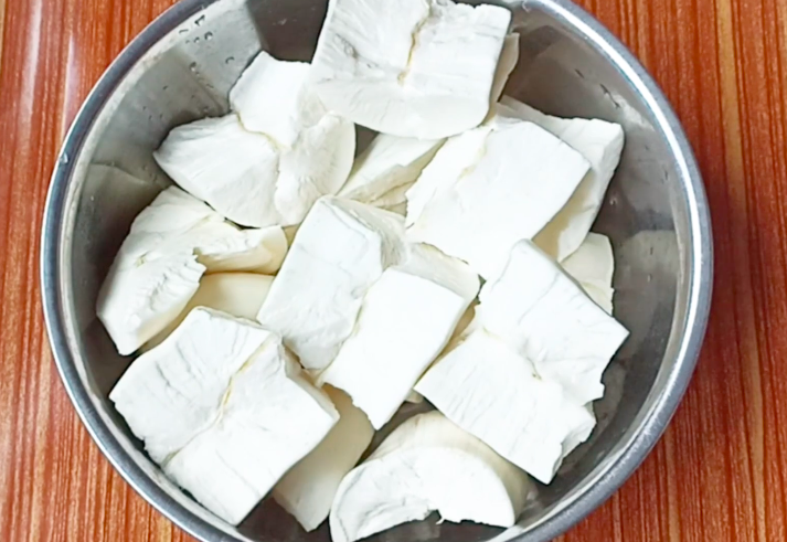 Nggak perlu digoreng dua kali, ini trik bikin singkong goreng merekah sempurna pakai 1 bahan makanan