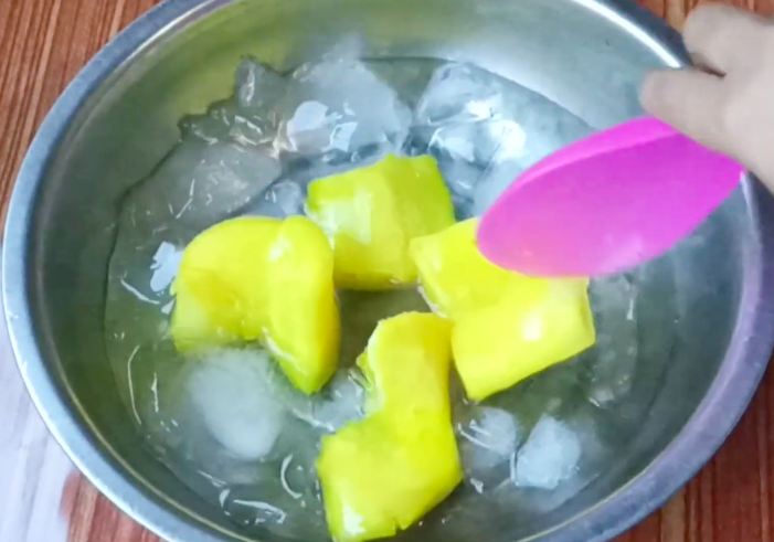 Nggak perlu digoreng dua kali, ini trik bikin singkong goreng merekah sempurna pakai 1 bahan makanan