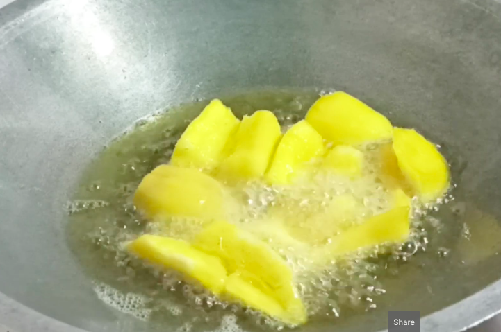 Nggak perlu digoreng dua kali, ini trik bikin singkong goreng merekah sempurna pakai 1 bahan makanan