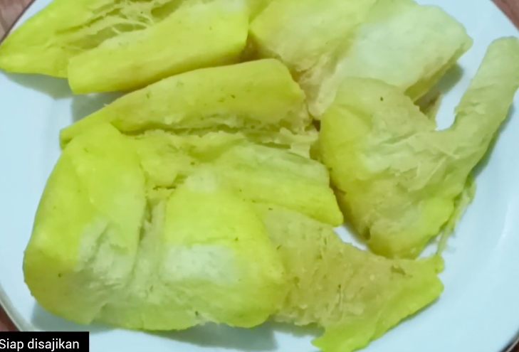 Nggak perlu digoreng dua kali, ini trik bikin singkong goreng merekah sempurna pakai 1 bahan makanan