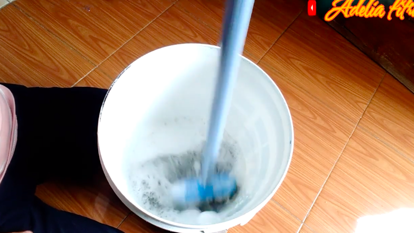 Cuma tambah 1 bahan dapur, ini cara cuci kain pel lama dekil agar bersih dan cerah seperti baru