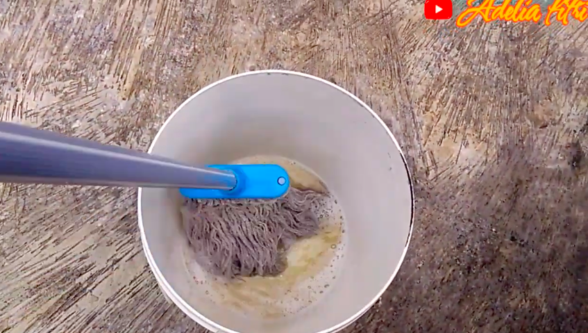 Cuma tambah 1 bahan dapur, ini cara cuci kain pel lama dekil agar bersih dan cerah seperti baru