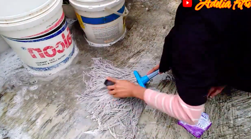 Cuma tambah 1 bahan dapur, ini cara cuci kain pel lama dekil agar bersih dan cerah seperti baru