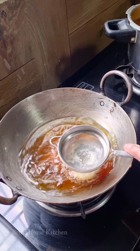 Aksi warganet tunjukkan fungsi lain saringan teh ini kreatif banget, bikin donat jadi lebih praktis