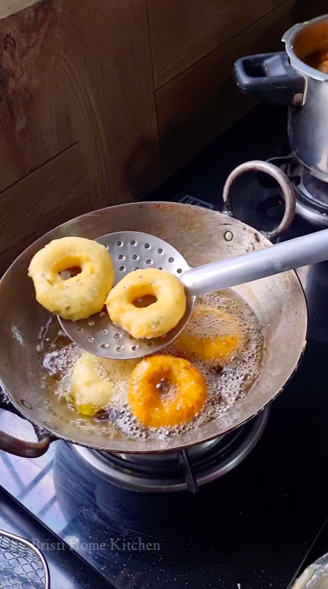 Aksi warganet tunjukkan fungsi lain saringan teh ini kreatif banget, bikin donat jadi lebih praktis